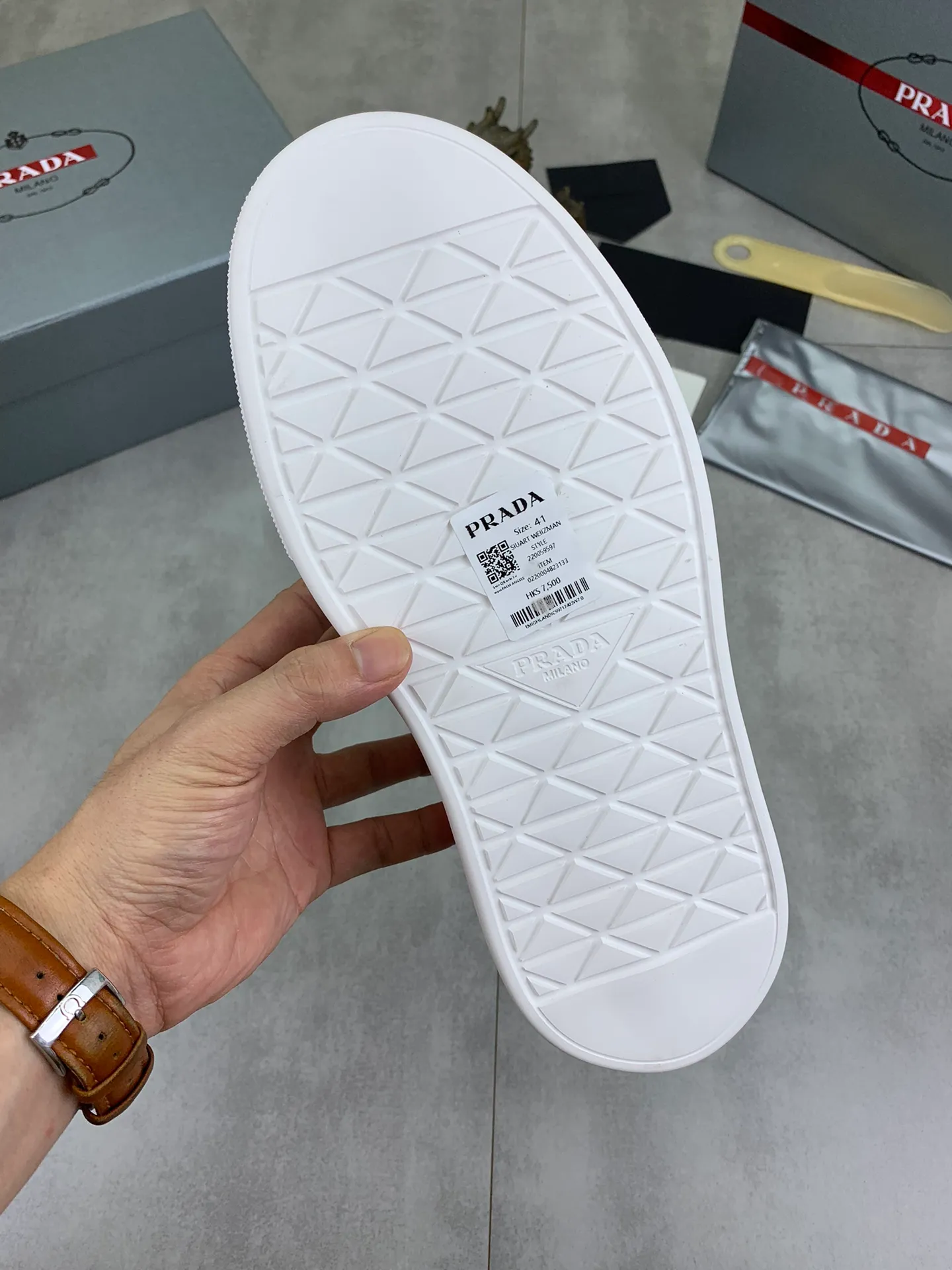 Men's shoes 💰P580 new (higher version) new models are available at PRADA counters simultaneously, new men's shoes, 😘 fabrics are selected from original calfskin. First layer of imported silk cowhide lining. The original version is awesome! 👍🏿Original open-molded non-slip PU outsole, with exquisite lines, simple and elegant, super comfortable and classy on foot, suitable for leisure travel. Code number: 38 to 44 (45 customized) 4️⃣ colors available
